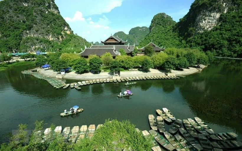 Chùa Bái Đính thuộc Khu du lịch sinh thái Tràng An, là một quần thể chùa lớn có diện tích 539ha bao gồm các khu vực như: Công viên văn hóa và học viện Phật giáo, khu đón tiếp và công viên cảnh quan, đường giao thông, khu hồ Đàm Thị, hồ phóng sinh và nhiều