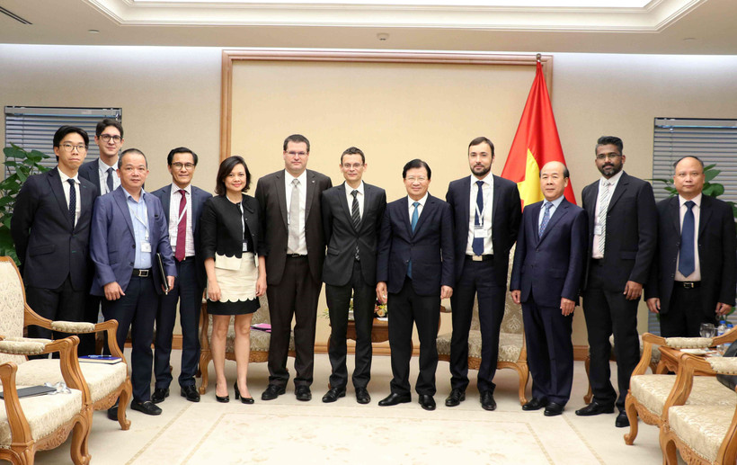 Phó Thủ tướng Trịnh Đình Dũng với Đoàn doanh nghiệp Pháp. (Ảnh: Văn Điệp/ TTXVN)