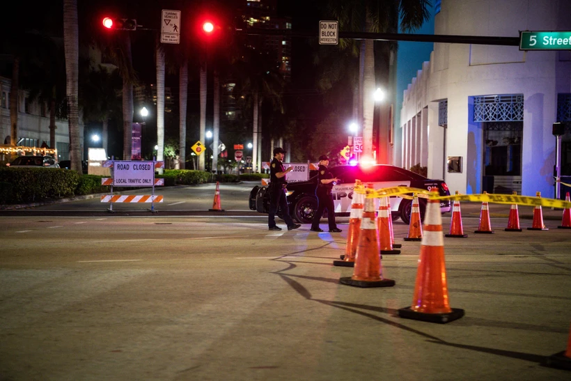 Cảnh sát phong tỏa một tuyến phố để phòng dịch COVID-19 tại Miami Beach, Mỹ, ngày 17/3/2021. (Ảnh: AFP/TTXVN)