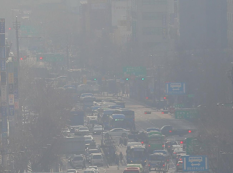 Bụi mù bao phủ bầu trời tại Seoul, Hàn Quốc, ngày 18/3/2021. (Ảnh: Yonhap/TTXVN)