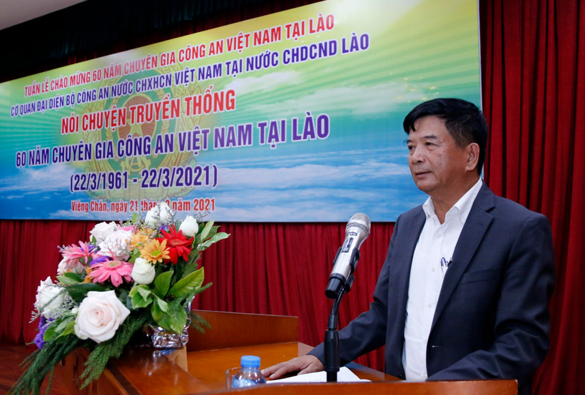 Thiếu tướng Hoàng Quang Hướng, Trưởng Đại diện Cơ quan Công an Việt Nam tại Lào điểm lại những dấu mốc nổi bật trong chặng đường lịch sử 60 năm hợp tác, giúp đỡ và phát triển của lực lượng công an hai nước Việt Nam-Lào. (Ảnh: TTXVN phát)