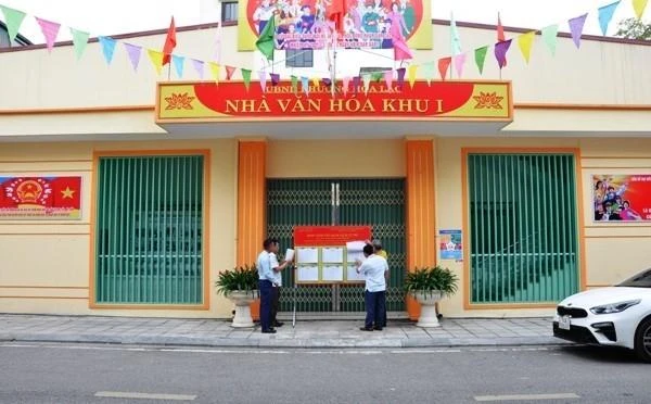 Niêm yết danh sách được công khai ở nhà văn hóa phường Hòa Lạc (thành phố Móng Cái, tỉnh Quảng Ninh). (Ảnh: TTXVN phát)