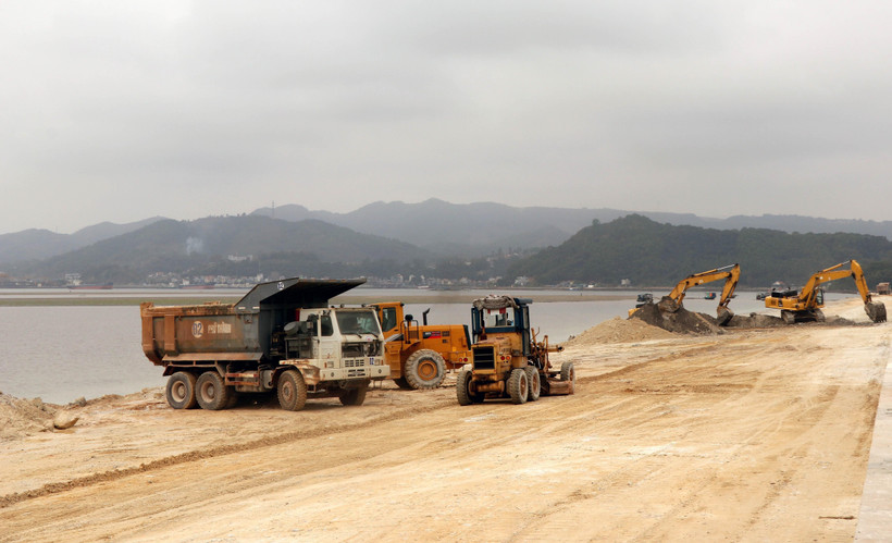 Công ty Phương Đông huy động phương tiện khắc phục hậu quả sai phạm, hoàn nguyên hiện trạng ban đầu. (Ảnh: Văn Đức/TTXVN)