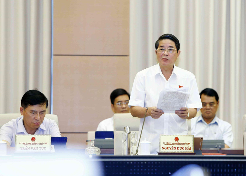 Chủ nhiệm Ủy ban Tài chính, Ngân sách của Quốc hội Nguyễn Đức Hải, Trưởng đoàn Giám sát của Uỷ ban Thường vụ Quốc hội trình bày báo cáo. (Ảnh: Văn Điệp/TTXVN)