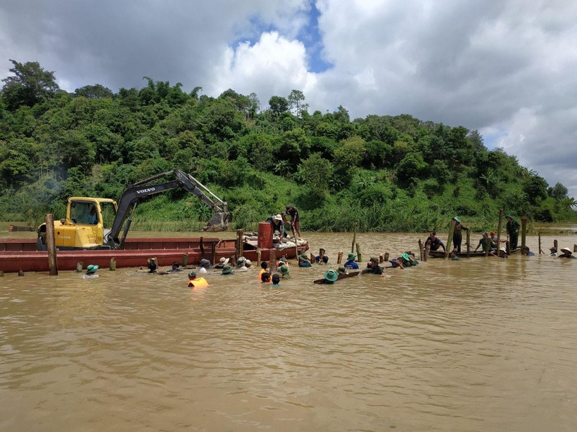 Đê bao Quảng Điền đã bị vỡ, nước sông Krông Ana tràn vào hơn 1.000ha lúa của người dân. (Ảnh: Tuấn Anh/TTXVN)