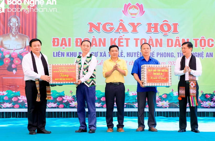 Ủy viên Bộ Chính trị Nguyễn Xuân Thắng và Bí thư Tỉnh ủy Nghệ An Thái Thanh Quý trao quà cho khu dân cư xã Tri Lễ, huyện Quế Phong. (Nguồn: Báo Nghệ An)