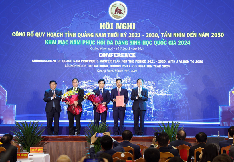 Phó Thủ tướng Trần Lưu Quang trao Quyết định quy hoạch tỉnh Quảng Nam cho lãnh đạo tỉnh Quảng Nam. (ẢNh: Trần Tĩnh/TTXVN)