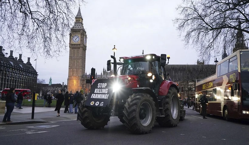 Nông dân lái máy kéo qua Quảng trường Quốc hội, Westminster, London, ngày 25 tháng 3 năm 2024. (Nguồn: PA/AP)