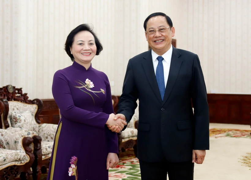 Thủ tướng Lào Sonexay Siphandone chào đón Bộ trưởng Phạm Thị Thanh Trà đến chào xã giao. (Ảnh: Phạm Kiên/TTXVN)