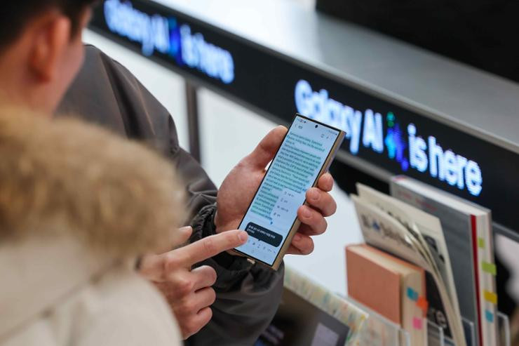 Khách hàng dùng thử tính năng AI của điện thoại thông minh Samsung Galaxy S24 ở Seoul ngày 28/1. (Nguồn: Yonhap)