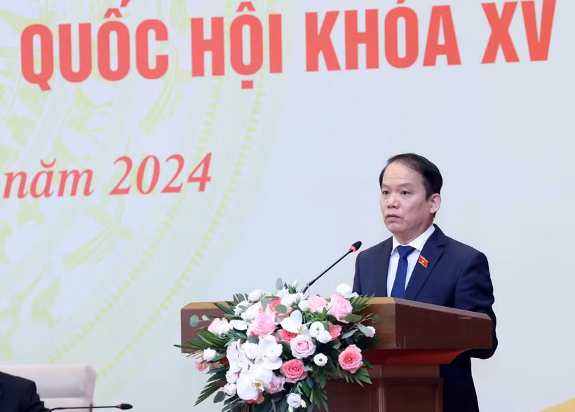 Chủ nhiệm Ủy ban Pháp luật của Quốc hội Hoàng Thanh Tùng trình bày Báo cáo thẩm tra một số vấn đề lớn còn ý kiến khác nhau về dự án Luật Thủ đô (sửa đổi). (Ảnh: Nhan Sáng/TTXVN)