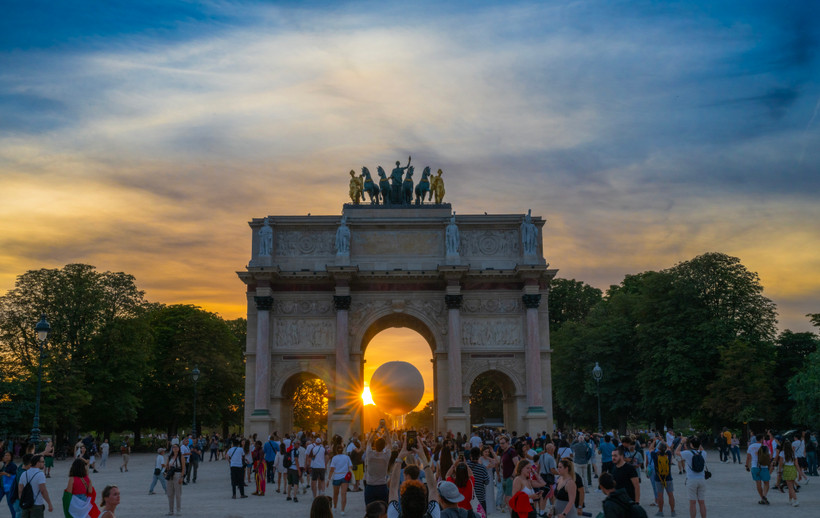 Khinh khí cầu treo chiếc vạc giữ lửa của Olympic 2024 trên bầu trời tại thủ đô Paris, Pháp, ngày 4/8/2024. (Ảnh: THX/TTXVN)