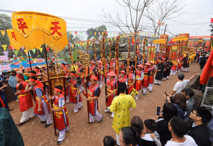 Lễ rước kiệu từ đền Cổ Ngựa đến đền Chúa Then trong Lễ hội mở cửa rừng tại Bắc Giang. (Ảnh: Danh Lam/TTXVN)