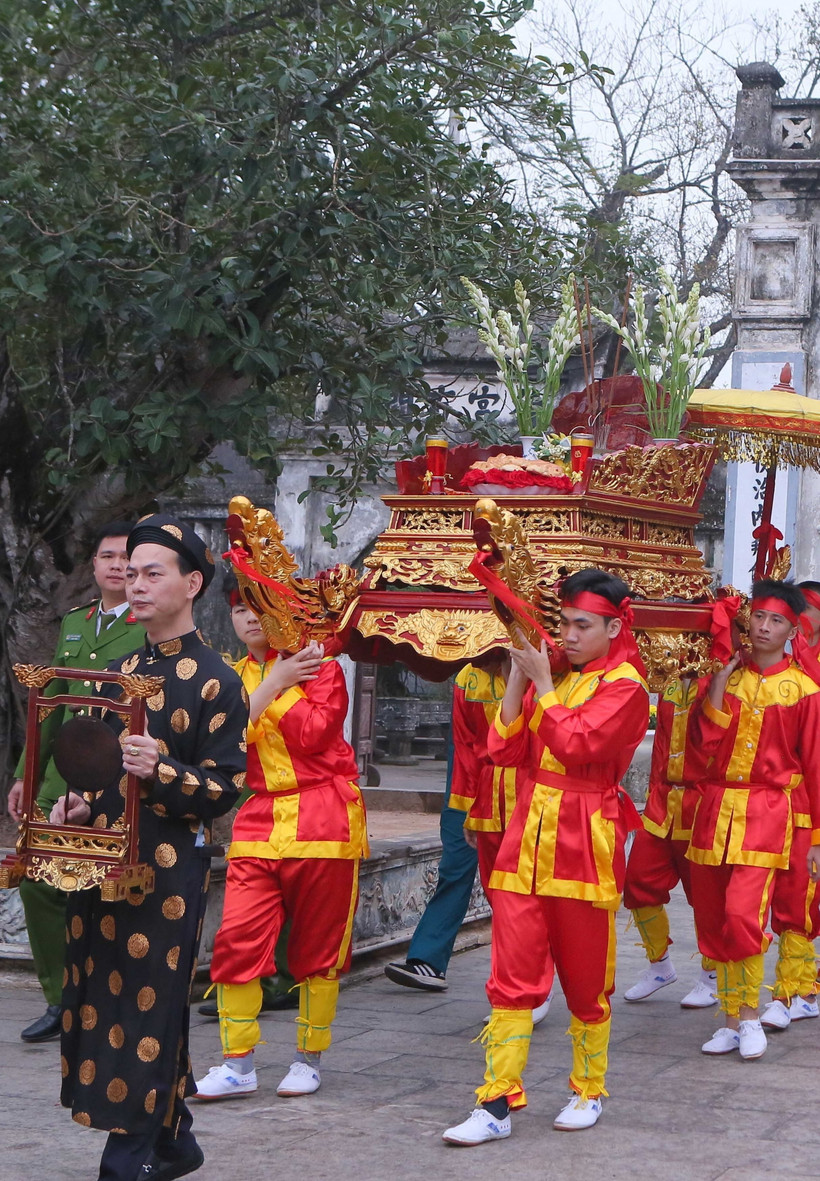 Nghi lễ rước kiệu Ngọc Lộ - Mở đầu cho Lễ hội Khai ấn Đền Trần 