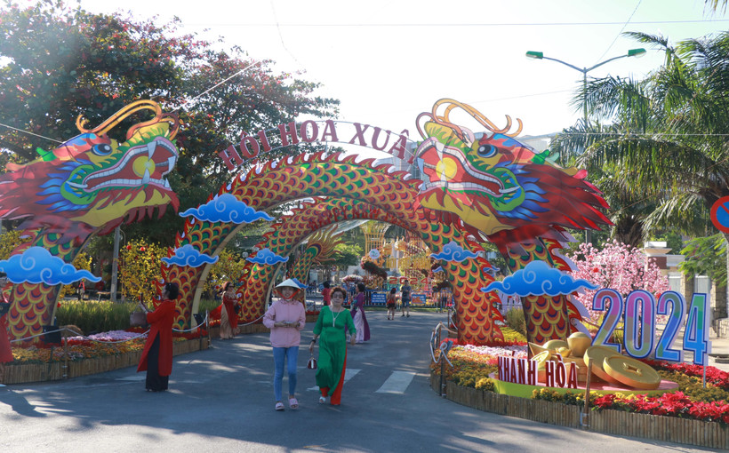 Cổng chào tại Hội hoa Xuân thành phố Nha Trang. (Ảnh: Đặng Tuấn/TTXVN)