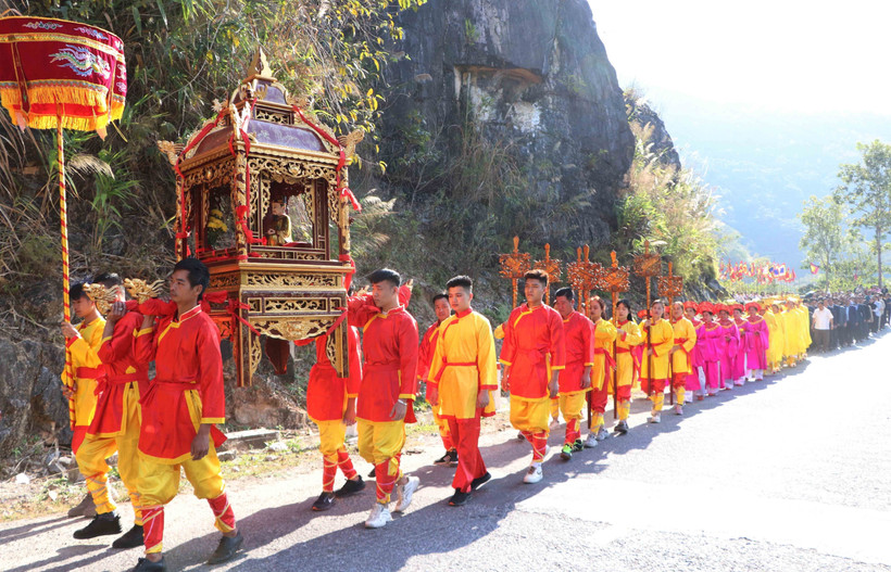 Đoàn lễ rước lên Đền thờ Vua Lê Thái Tổ. (Ảnh: Nguyễn Oanh/TTXVN)