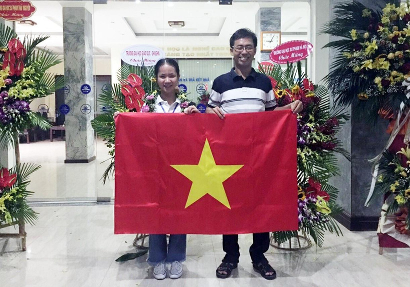 Thầy cô, gia đình chúc mừng Minh Trang sau khi giành Huy chương Vàng Olympic Hóa học quốc tế (IChO) lần thứ 52, năm 2020. (Ảnh: TTXVN)