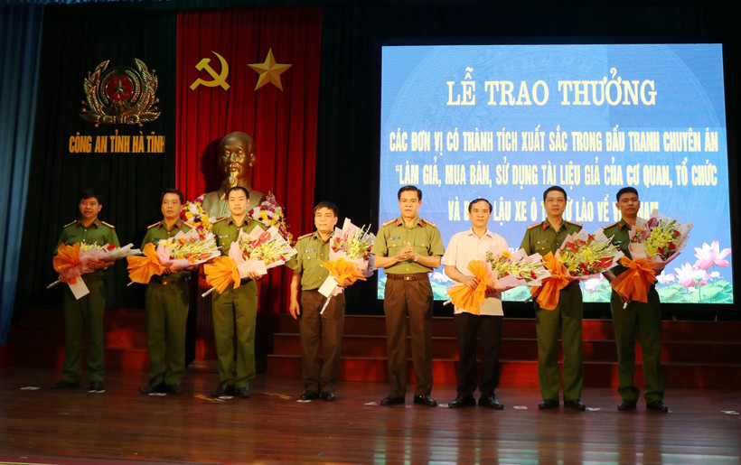 Đại tá Võ Trọng Hải, Giám đốc Công an tỉnh Hà Tĩnh trao thưởng cho các đơn vị tham gia phá án. (Ảnh: Công Tường-TTXVN)