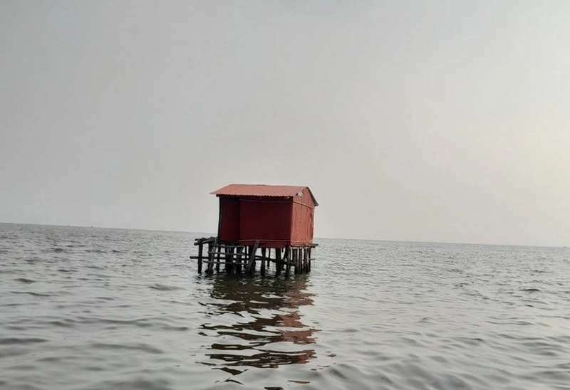 Nhóm đối tượng dựng chòi trên biển để kiểm soát hoạt động khai thác của ngư dân. (Ảnh: Biên phòng cung cấp)