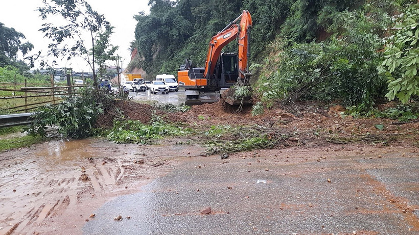 Đơn vị thi công khắc phục sạt lở tại Km34+420 quốc lộ 279. (Ảnh: TTXVN phát)