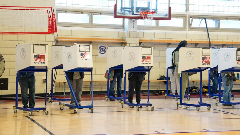 Cử tri đi bầu tại điểm bỏ phiếu ở thành phố New York. (Ảnh: Quang Huy/TTXVN)