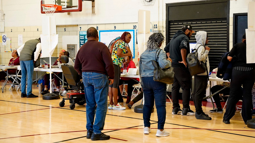 Cử tri đi bầu tại điểm bỏ phiếu ở thành phố New York. (Ảnh: Quang Huy/TTXVN)