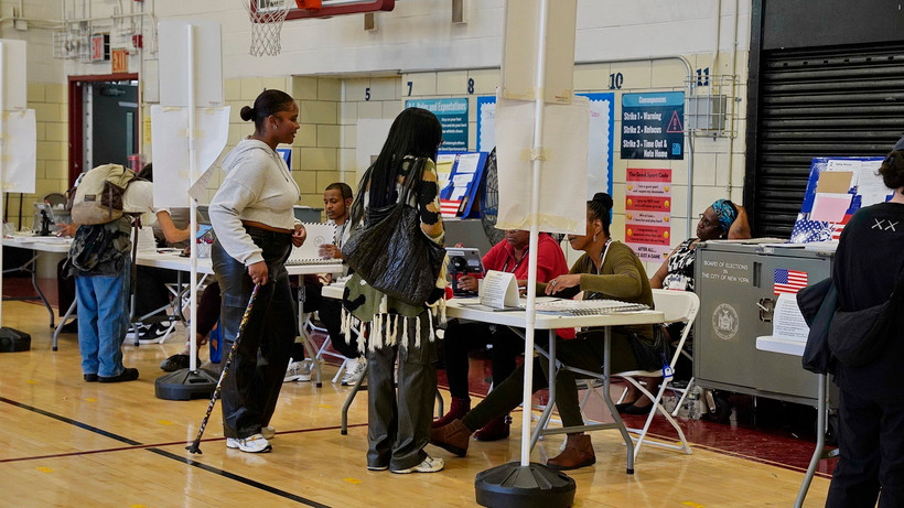 Cử tri đi bầu tại điểm bỏ phiếu ở thành phố New York. (Ảnh: Quang Huy/TTXVN)