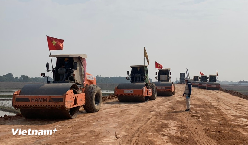 Nhà thầu thi công nền đường một dự án đường bộ cao tốc. (Ảnh: Việt Hùng/Vietnam+)