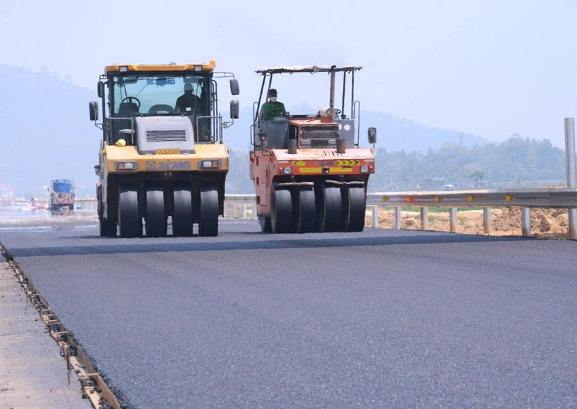 Nhà thầu thi công thảm nhựa mặt đường cao tốc. (Ảnh: Việ Hùng/Vietnam+)