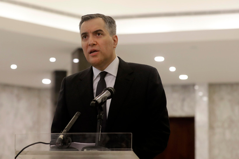 Trong ảnh: Tân Thủ tướng Liban Mustapha Adib (giữa) phát biểu trong cuộc họp báo tại Beirut ngày 31/8/2020. (Ảnh: AFP/ TTXVN)