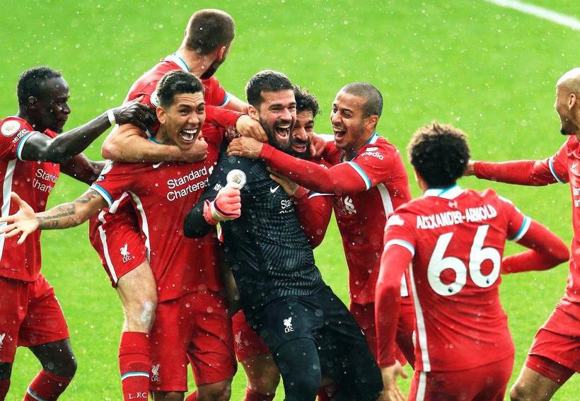 Alisson Becker (áo đen) mang chiến thắng về cho Liverpool. (Nguồn: Getty Images)