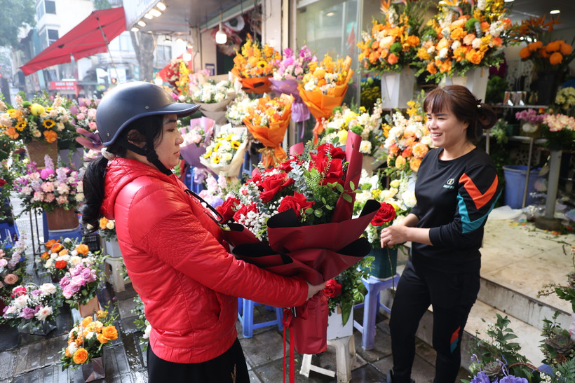 Giá hoa tươi phục vụ cho dịp 8/3 bắt đầu rục rịch tăng. (Ảnh minh hoạ: Minh Hiếu/Vietnam+)
