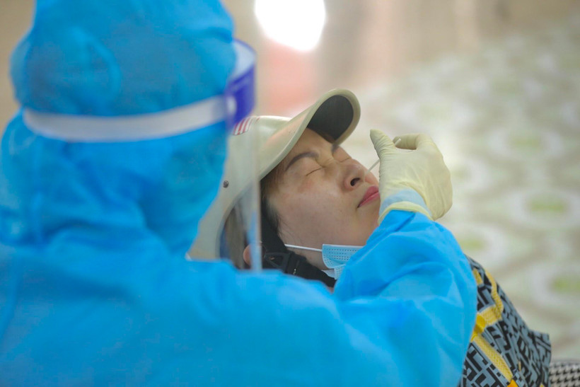 Nhân viên y tế huyện Thanh Trì (hà Nội) lấy mẫu xét nghiệm COVID-19 cho người dân. (Ảnh: Minh Quyết/TTXVN)