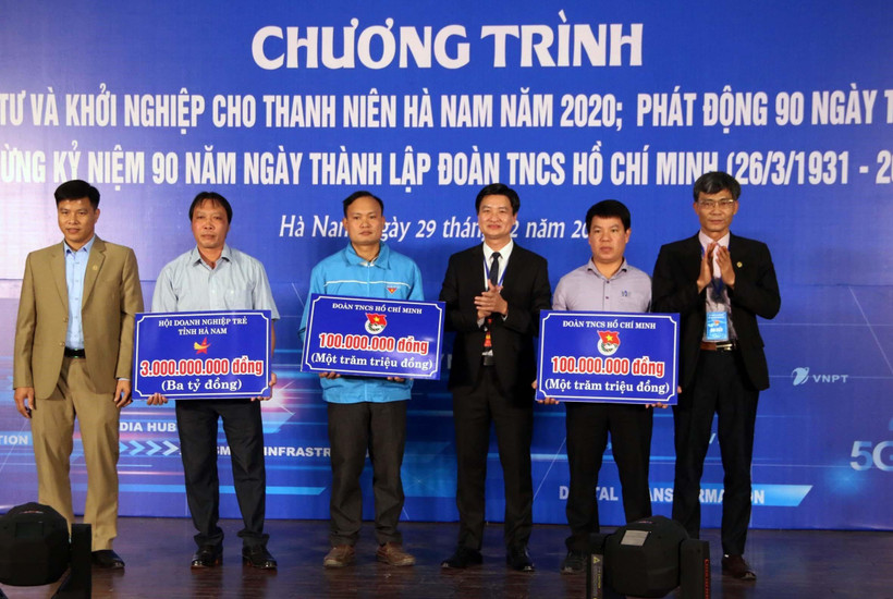 Đại diện Hội Doanh nghiệp trẻ tỉnh Hà Nam trao vốn đầu tư cho 3 dự án khởi nghiệp có tính khả thi. (Ảnh: Đại Nghĩa/TTXVN)