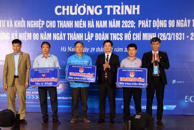 Đại diện Hội Doanh nghiệp trẻ tỉnh Hà Nam trao vốn đầu tư cho 3 dự án khởi nghiệp có tính khả thi. (Ảnh: Đại Nghĩa/TTXVN)