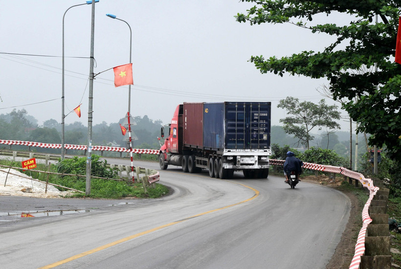 “Điểm đen” Km52+800 trên Quốc lộ 48 đoạn qua cầu Dinh, xã Tam Hợp, huyện Quỳ Hợp, tỉnh Nghệ An đường nhỏ, cua gấp khiến nhiều phương tiện giao thông phải lấn làn tiềm ẩn nguy cơ tai nạn giao thông. (Ảnh: Văn Tý/TXVN)