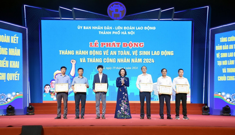Phó Chủ tịch Ủy ban Nhân dân thành phố Hà Nội Vũ Thu Hà trao khen thưởng cho tập thể, cá nhân có thành tích trong công tác an toàn vệ sinh lao động. (Ảnh: TTXVN phát)