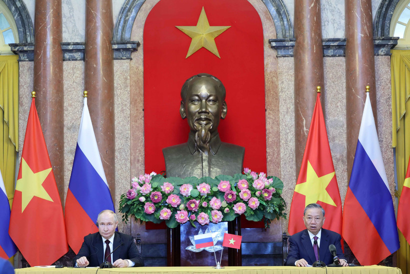 Chủ tịch nước Tô Lâm và Tổng thống Liên bang Nga Vladimir Putin tại cuộc họp báo chung. (Ảnh: Nhan Sáng/TTXVN)