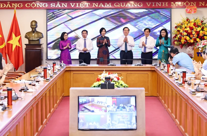 Trưởng Ban Tuyên giáo Trung ương Nguyễn Trọng Nghĩa, Tổng Giám đốc TTXVN Vũ Việt Trang cùng các lãnh đạo Ban Tuyên giáo Trung ương và TTXVN thực hiện nghi thức ra mắt Chuyên trang thông tin của TTXVN về bảo vệ nền tảng tư tưởng của Đảng, đấu tranh phản bác các luận điệu sai trái của các thế lực thù địch. (Ảnh: Minh Đức/TTXVN)