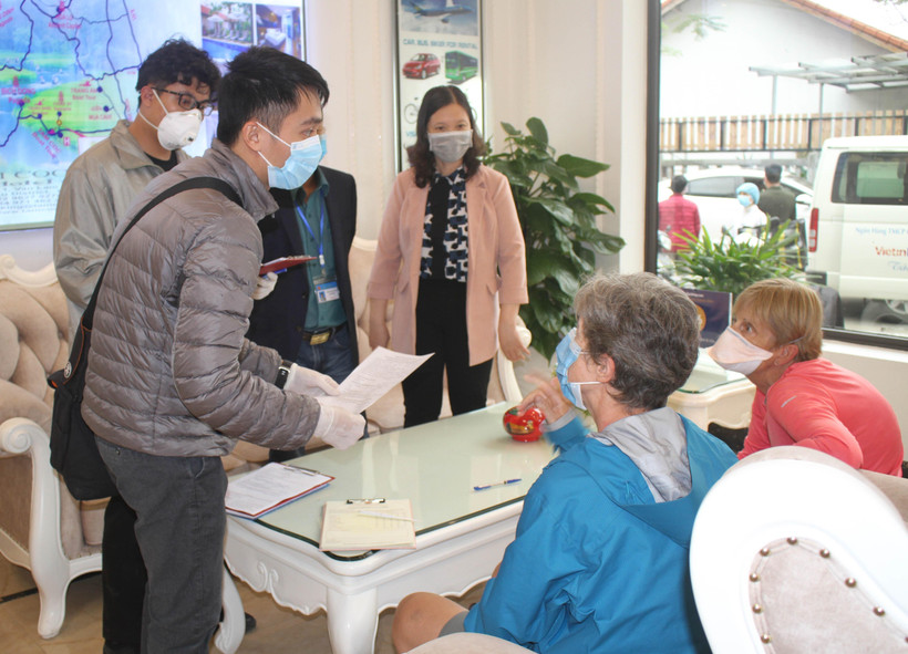 Khách du lịch nước ngoài lưu trú tại huyện Hoa Lư, tỉnh Ninh Bình khai báo y tế. (Ảnh: Thùy Dung/TTXVN)