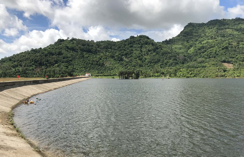 Hồ Núi Dài 2 (xã Lê Trì, huyện Tri Tôn) có tổng mức đầu tư 28 tỷ đồng, với dung tích thiết kế 558.473 m3, chiều dài đập 1.028m đang trong quá trình tích nước. (Ảnh: Công Mạo/TTXVN)