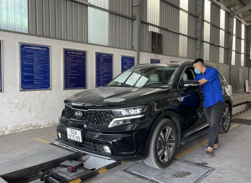 Đăng kiểm xe cho người dân trong ngày đầu hoạt động trở lại. (Ảnh: Lê Xuân/TTXVN)