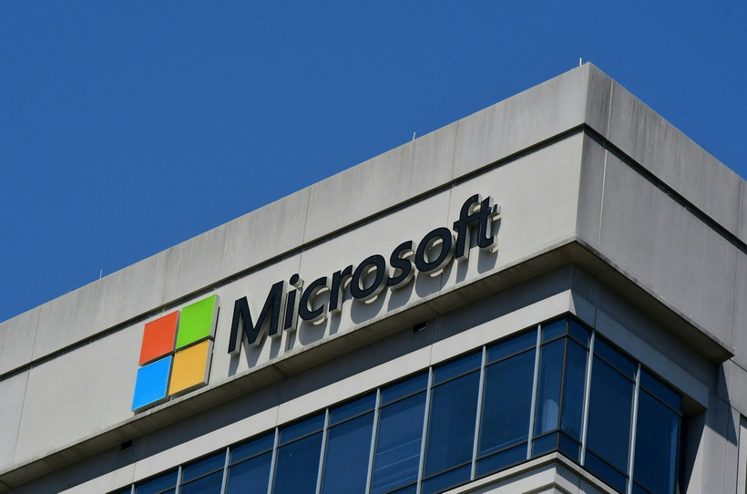 Biểu tượng Microsoft tại tòa nhà văn phòng ở Chevy Chase, Maryland, Mỹ. (Ảnh: AFP/TTXVN)