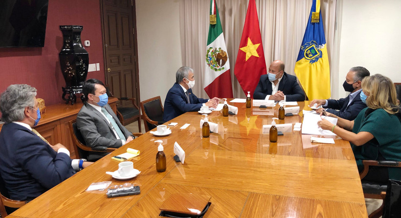 Toàn cảnh cuộc gặp giữa Đại sứ Nguyễn Hoài Dương và Thống đốc Enrique Alfaro Ramírez. (Ảnh: Việt Hùng/Vietnam+)