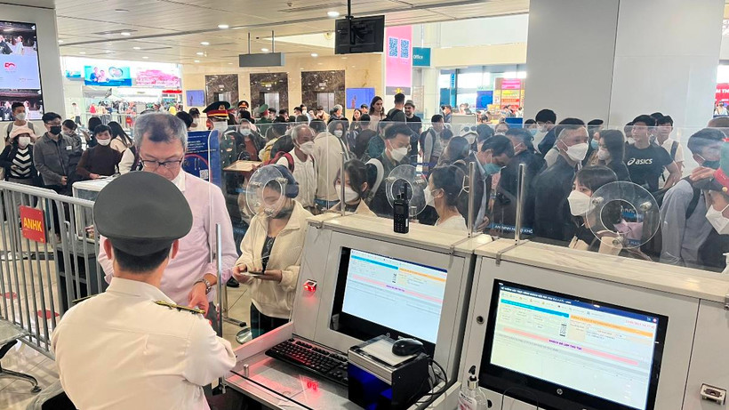 Hành khách làm thủ tục kiểm tra giấy tờ tùy thân trước khi vào khu vực an ninh soi chiếu. (Ảnh: CTV/Vietnam+)