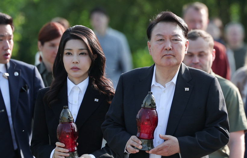 Đệ nhất phu nhân Kim Keon Hee (trái) và Tổng thống Hàn Quốc Yoon Suk Yeol trong chuyến thăm Ukraine, ngày 15/7/2023. (Ảnh: Yonhap/TTXVN)