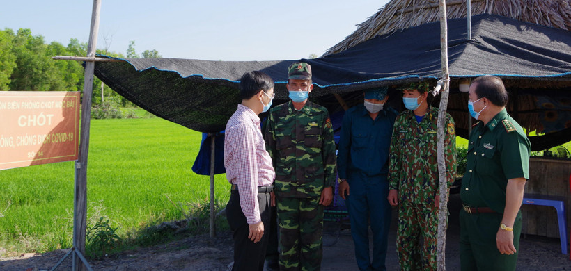 Ông Nguyễn Thành Tâm, Bí thư Tỉnh ủy Tây Ninh (bên trái) thăm, động viên cán bộ chiến sỹ tại chốt chống dịch trên tuyến biên giới. (Ảnh: Lê Đức Hoảnh/TTXVN)