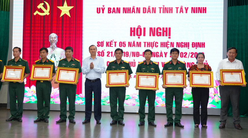 Tặng Bằng khen của Chủ tịch Ủy ban Nhân dân tỉnh Tây Ninh cho các cá nhân có thành tích xuất sắc. (Ảnh: Minh Phú/TTXVN)