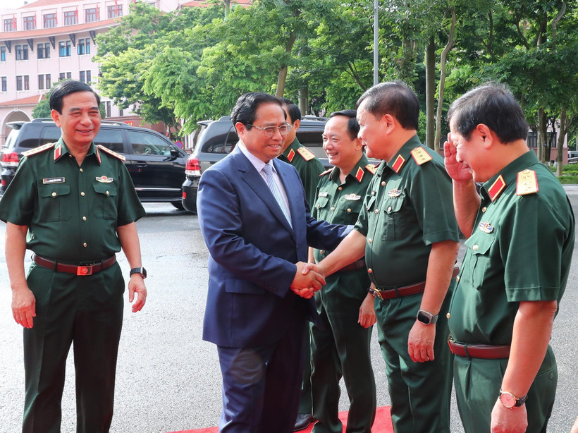 Thủ tướng Phạm Minh Chính và các đồng chí lãnh đạo Bộ Quốc phòng dự hội nghị. (Ảnh: Trọng Đức/TTXVN)