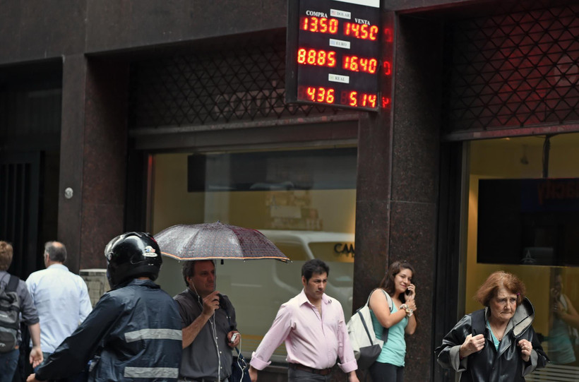 Argentina là một trong những quốc gia thu hút nhiều FDI nhất tại Mỹ Latin, chỉ xếp sau Brazil và Mexico. Trong ảnh: Bảng tỉ giá hối đoái tại thủ đô Buenos Aires của Argentina. (Ảnh: AFP/ TTXVN)